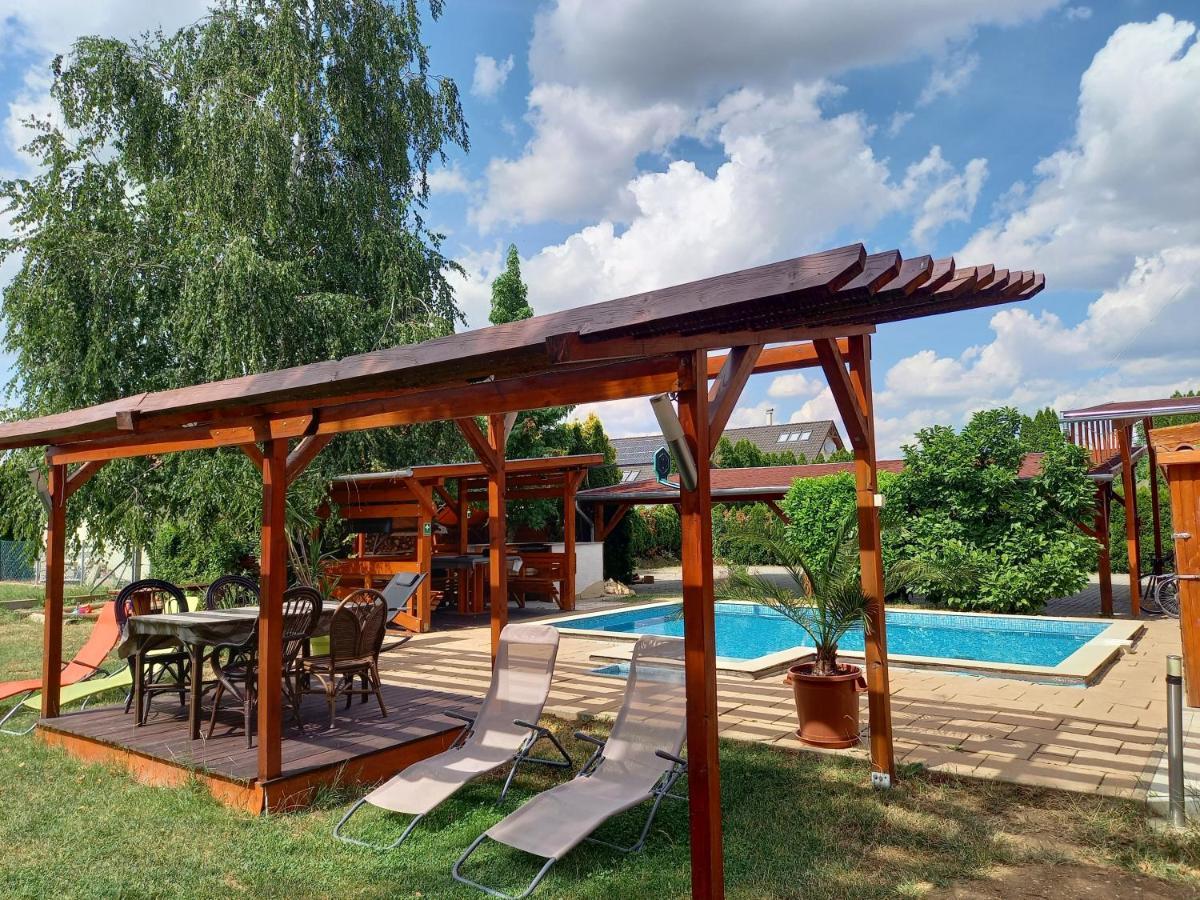 Médea Apartman Buk Exterior foto